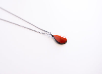 Red and black drop pendant necklace